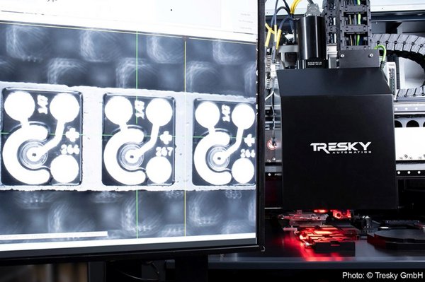 Vertical-cavity surface-emitting laser (VCSEL) unter der Kamera des Photonics Bonder von Tresky
